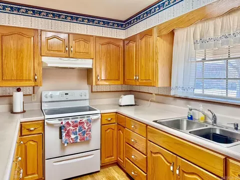 Kitchen - 203 Pine Bluff St, Malvern, AR 72104 photo 2 of 3