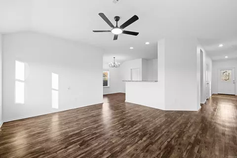 Living - 13 Oakland Cir, Austin, AR 72007 photo 2 of 3