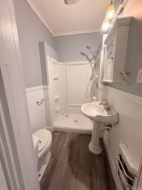 Bath - 404 Turner St, Warren, AR 71671 photo 2 of 2
