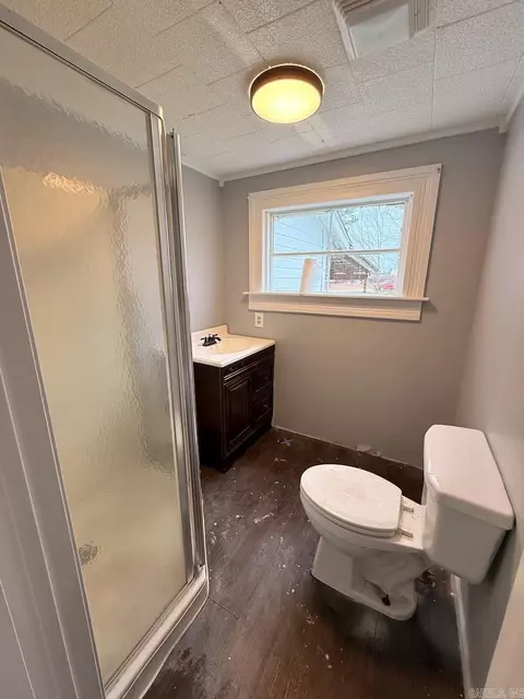 Bath - 404 Turner St, Warren, AR 71671 photo 1 of 2