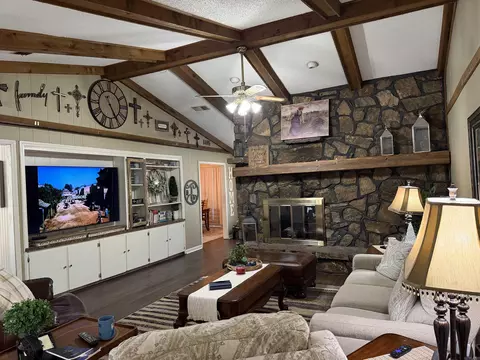 Living - 6 Cromwell Cv, Pine Bluff, AR 71603 photo 3 of 4