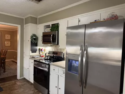 Kitchen - 6 Cromwell Cv, Pine Bluff, AR 71603 photo 2 of 2