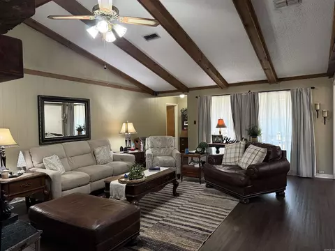 Living - 6 Cromwell Cv, Pine Bluff, AR 71603 photo 2 of 4