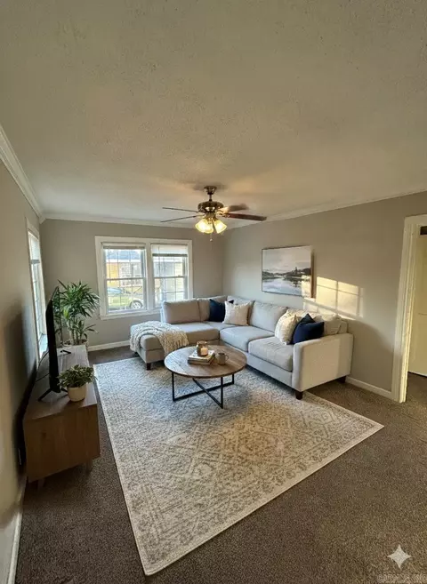 Living - 301 W Pine St, Benton, AR 72015 photo 1 of 5