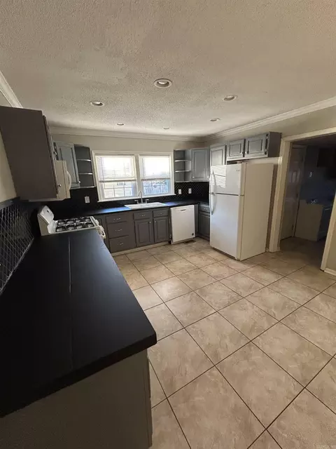 Kitchen - 301 W Pine St, Benton, AR 72015 photo 1 of 2