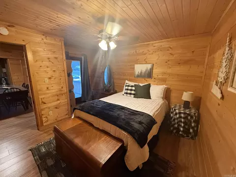 Bedroom - 465 S Riverview Ln, Mountain View, AR 72560 photo 6 of 13