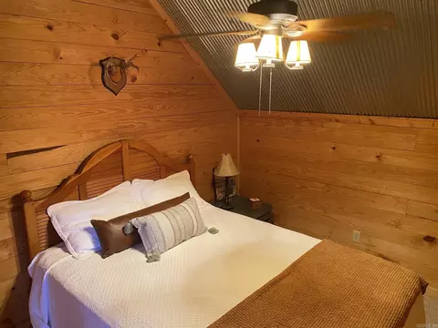 Bedroom - 465 S Riverview Ln, Mountain View, AR 72560 photo 8 of 13