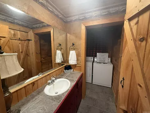 Bath - 465 S Riverview Ln, Mountain View, AR 72560 photo 3 of 5