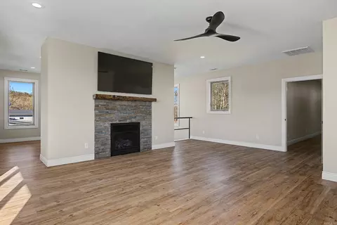 Living - 5 Sowbug Cir, Cotter, AR 72626 photo 6 of 7