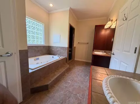 Bath - 210 Sherry Ln, Pine Bluff, AR 71603 photo 1 of 3