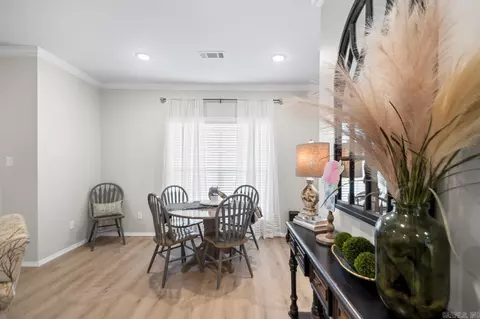 Dining - 391 Genesis, Benton, AR 72015 photo 1 of 3