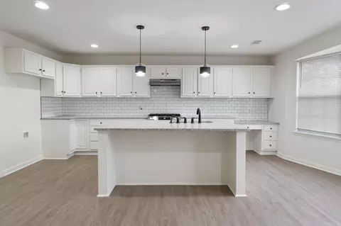 Kitchen - 1906 Whitlock Dr, Benton, AR 72015 photo 2 of 4