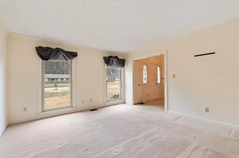 Living - 2105 Monticello Ct, Pine Bluff, AR 71603 photo 4 of 8