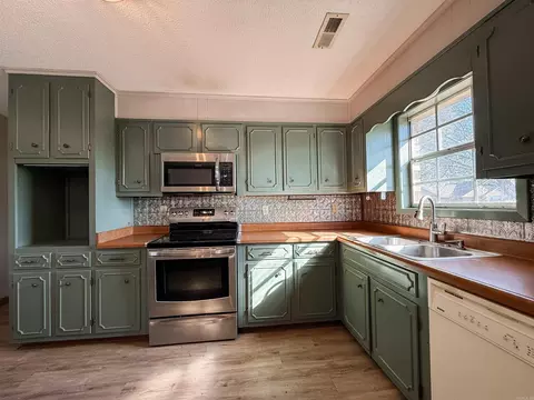 Kitchen - 357 Barry St, Wynne, AR 72396 photo 3 of 3