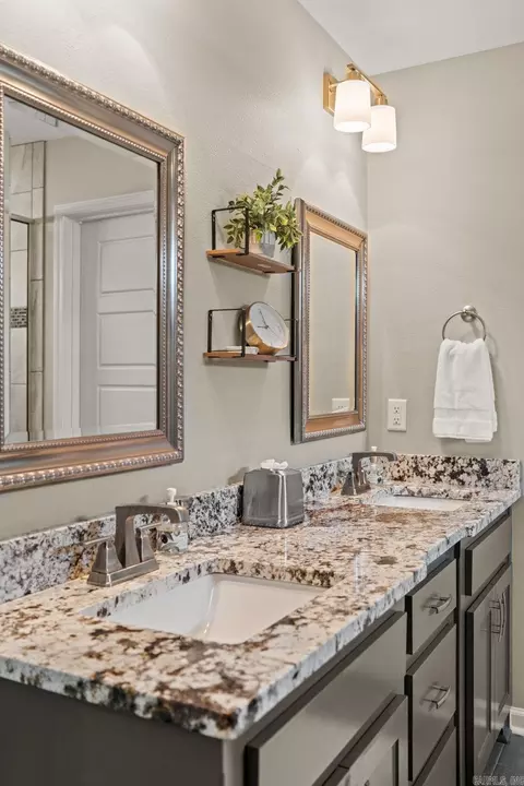 Bath - 1804 Maple Rdg, Benton, AR 72019 photo 2 of 5