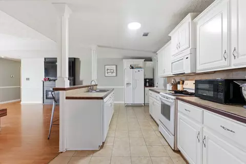 Kitchen - 24 Gold Mdws, Cabot, AR 72176 photo 1 of 2