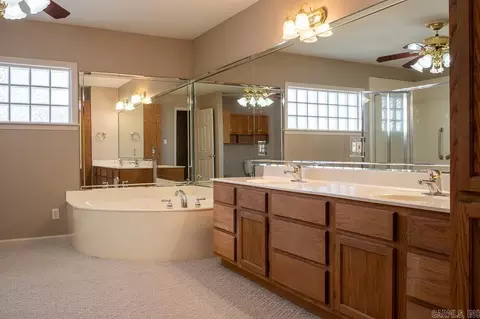Bath - 8237 Zuber Rd, Benton, AR 72019 photo 1 of 4