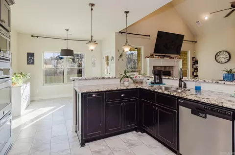 Kitchen - 3016 Olson Cir, Bryant, AR 72022 photo 3 of 6
