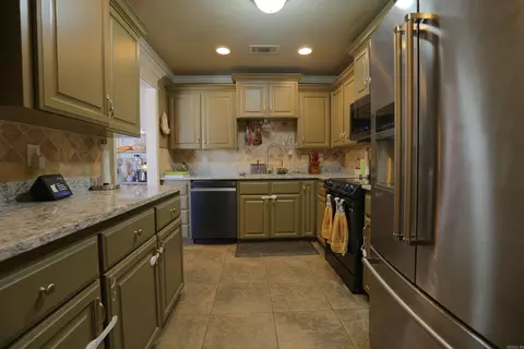 Kitchen - 108 Hunter Cir, Beebe, AR 72012 photo 2 of 3