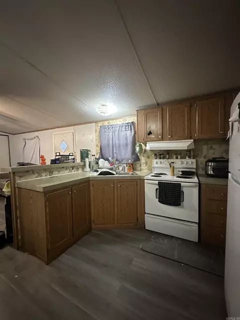 Kitchen - 9607 9603 Huntley Trl, Pine Bluff, AR 71603 photo 2 of 2
