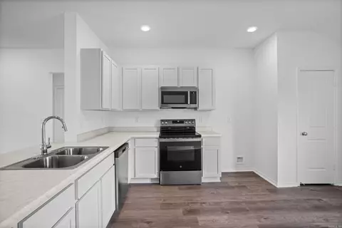Kitchen - 11 Ten Point Ln, Ward, AR 72176 photo 2 of 3