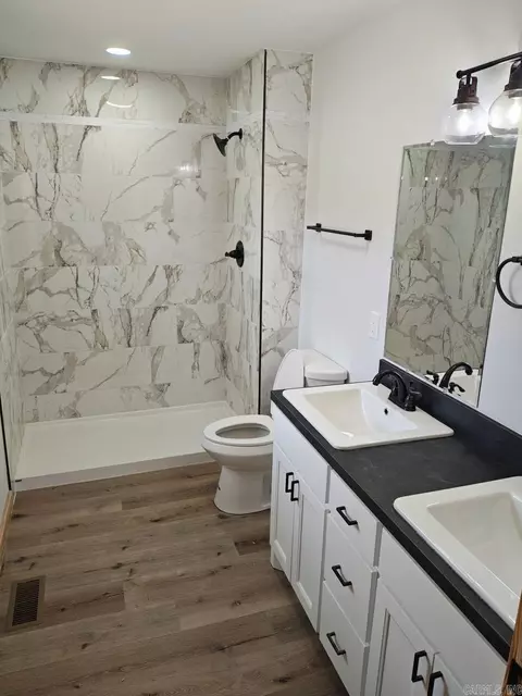 Bath - 605 Frances Cove Rd, Mountain View, AR 72560 photo 3 of 5