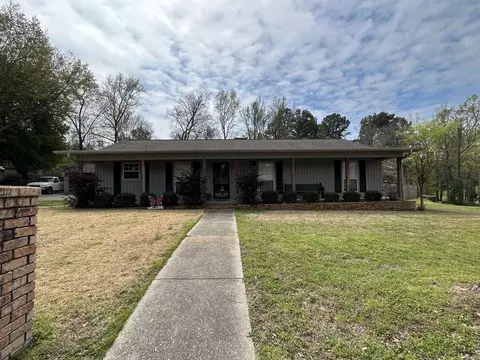 1406 Wildwood Dr, Nashville, AR 71852
