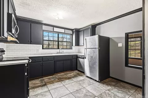 Kitchen - 100 Satin Cir, Malvern, AR 72104 photo 1 of 3