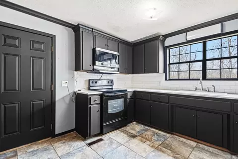 Kitchen - 100 Satin Cir, Malvern, AR 72104 photo 3 of 3