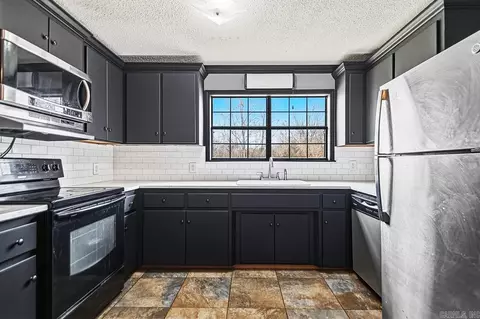 Kitchen - 100 Satin Cir, Malvern, AR 72104 photo 2 of 3