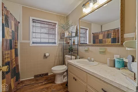 Bath - 100 E Unity Rd, Paragould, AR 72450 photo 1 of 2