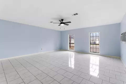 Living - 207 Fairway Dr, Conway, AR 72034 photo 6 of 7