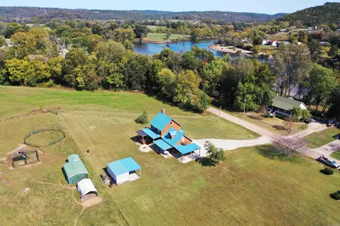 1275 Riverview Dr, Norfork, AR 72658