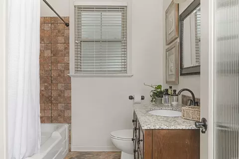 Bath - 1605 W 35th Ave, Pine Bluff, AR 71603 photo 2 of 4