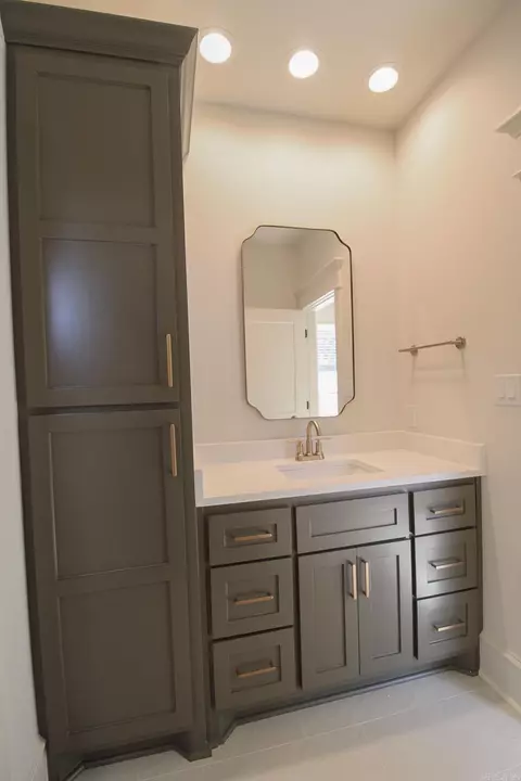 Bath - 1635 Dolphin Dr, Conway, AR 72034 photo 8 of 12