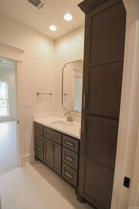 Bath - 1635 Dolphin Dr, Conway, AR 72034 photo 10 of 11
