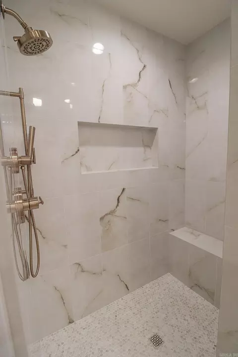 Bath - 1635 Dolphin Dr, Conway, AR 72034 photo 3 of 12