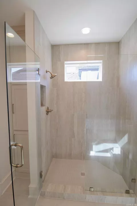 Bath - 1635 Dolphin Dr, Conway, AR 72034 photo 7 of 12