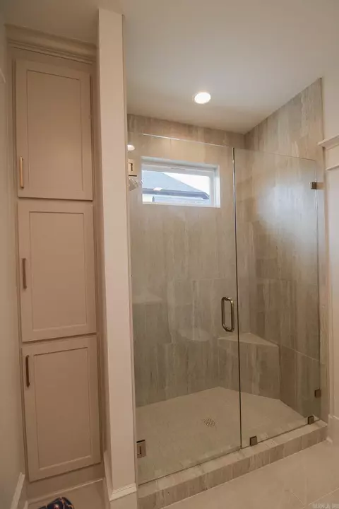 Bath - 1635 Dolphin Dr, Conway, AR 72034 photo 7 of 11