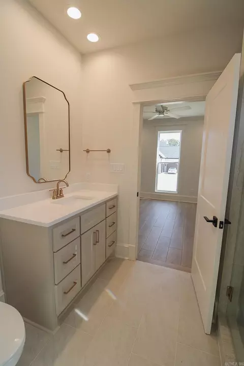 Bath - 1635 Dolphin Dr, Conway, AR 72034 photo 6 of 12