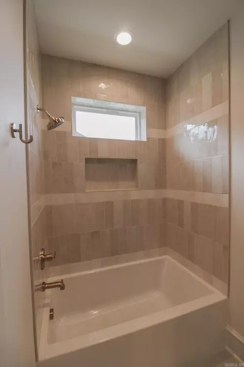 Bath - 1635 Dolphin Dr, Conway, AR 72034 photo 9 of 11