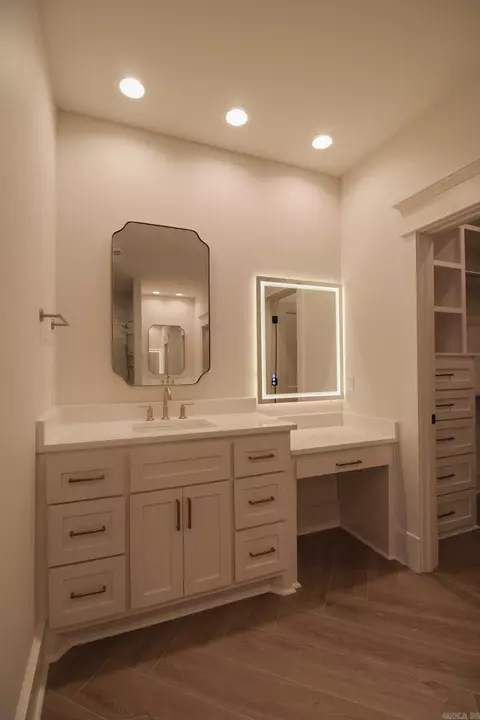 Bath - 1635 Dolphin Dr, Conway, AR 72034 photo 2 of 11