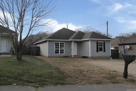 17 Villas Dr, Sherwood, AR 72120