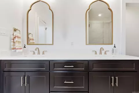Bath - 877 Belle Grove Loop, Benton, AR 72019 photo 1 of 10