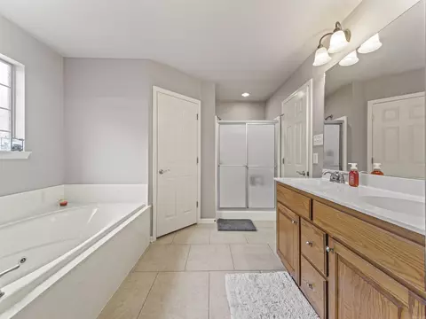 Bath - 1815 Milburn Dr, Benton, AR 72015 photo 2 of 5