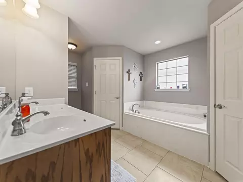 Bath - 1815 Milburn Dr, Benton, AR 72015 photo 1 of 5