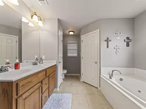 Bath - 1815 Milburn Dr, Benton, AR 72015 photo 3 of 5