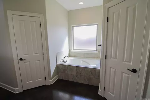 Bath - 3020 Cloudberry Dr, Conway, AR 72032 photo 1 of 5