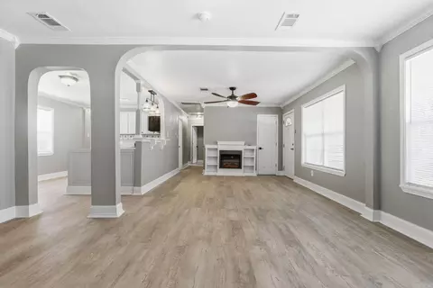 Living - 4010 W 17th Ave, Pine Bluff, AR 71603 photo 2 of 5