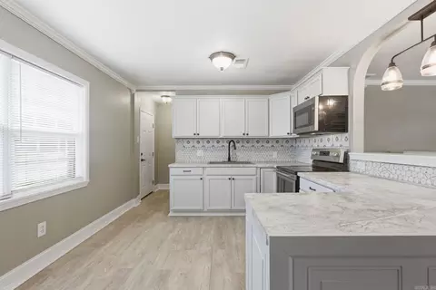 Kitchen - 4010 W 17th Ave, Pine Bluff, AR 71603 photo 3 of 4